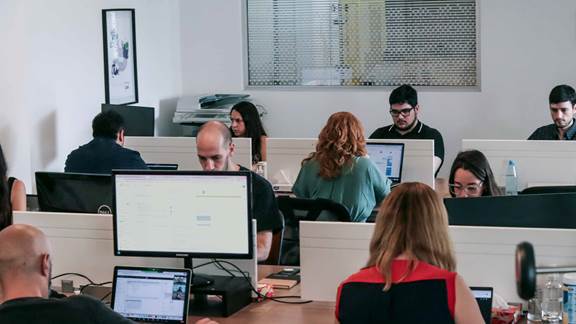 Grupo de empleados trabajando en la oficina.