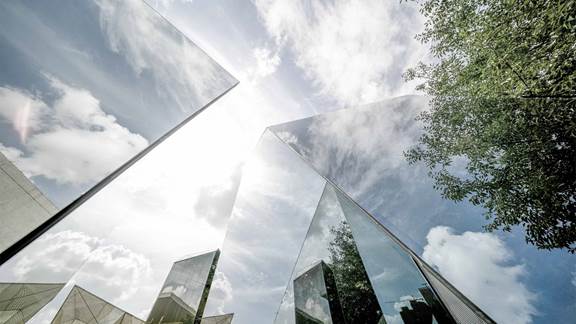 Building-reflecting-sky